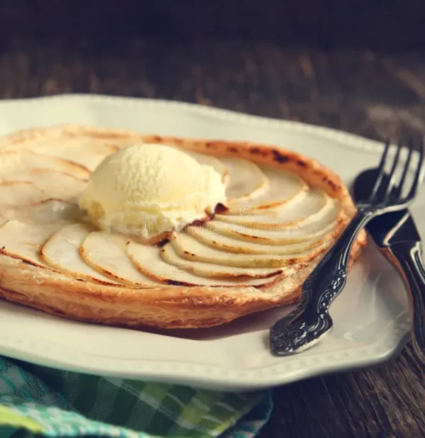 Tarte Fine aux pomme avec boule de glace vanille